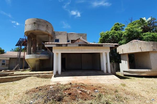 Unfinished house on a &#177;900m&#178; stand in an upmarket security estate the Mall of the North.

4 Bedrooms;
4 Bathrooms;
2 x ...