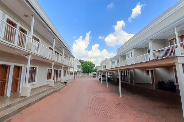 This complex is situated approx. 1km from the Silver Street gate of the NWU (Pukkies).  The unit offers 1 bedroom with en-suite ...