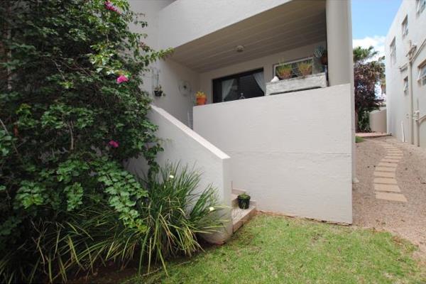 Beautiful spacious one bedroom garden apartment in the heart of Rivonia / Morningside border.

Small sought after complex with ...