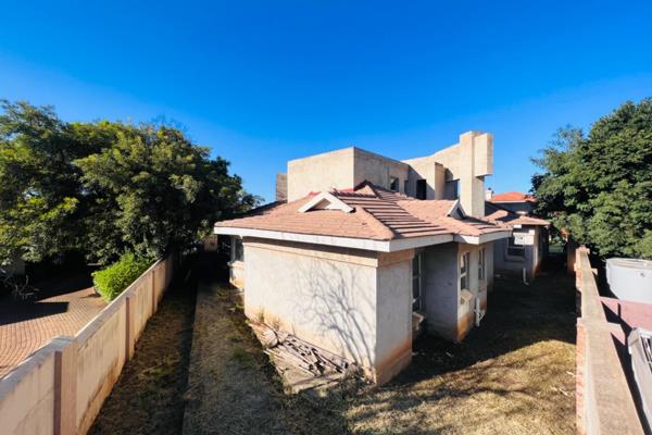 Built with a glorious plan, this mansion laid in the heart of a popular Estate known as Woodlands. An estimated budget of R1.2million ...