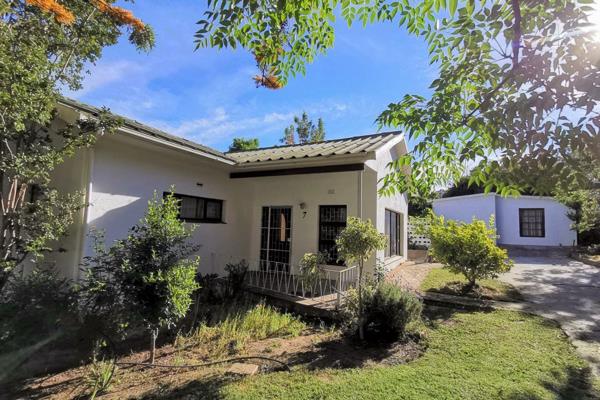 *Exclusively marketed by Seeff*   This fine family home is situated on a large +- 1115 m2 size plot. 

Step inside and be greeted by a ...