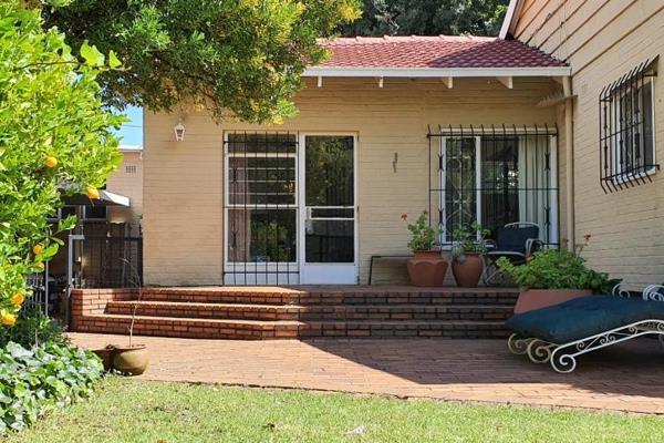 Spacious north facing 1 bed 1 bath garden cottage/flatlet with open plan lounge and kitchen. Large bedroom with Oregon wooden floors. ...