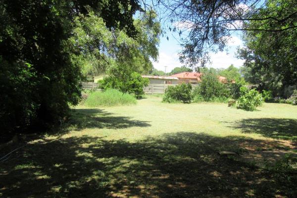 Modimolle/Nylstroom: Vacant land in older part of town.  Walking distance from the central part of town. Equipped borehole.  Walls on 3 ...