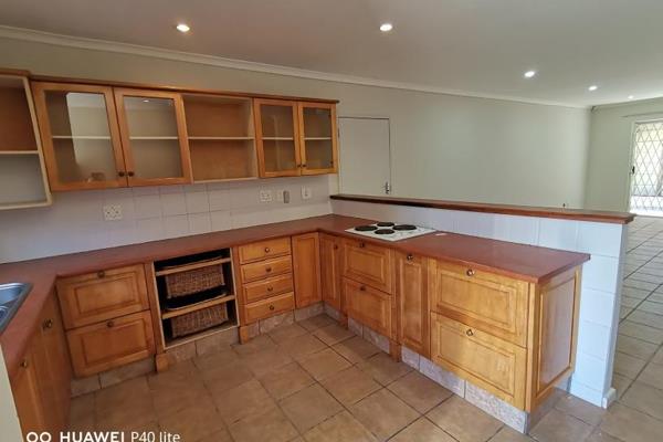 Free standing 2 Bedroom house with fenced garden to rent in Vredekloof Heights in Brackenfell. Open plan kitchen with ample cupboard ...