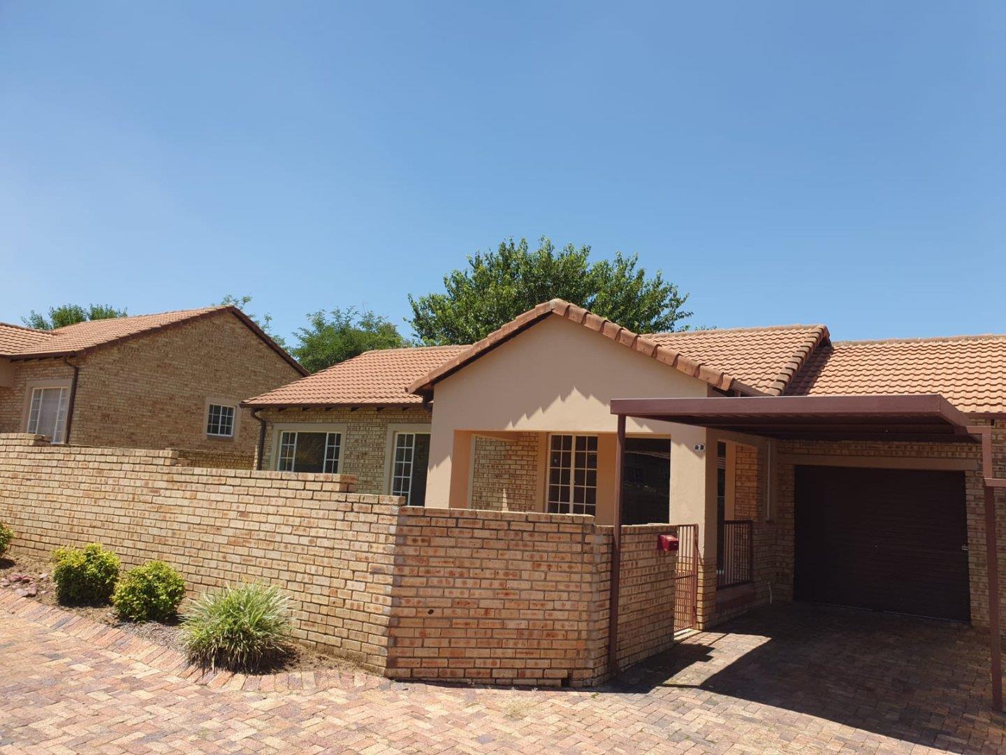 2 Bedroom Townhouse for sale in Sasolburg Ext 11 - P24-110920745