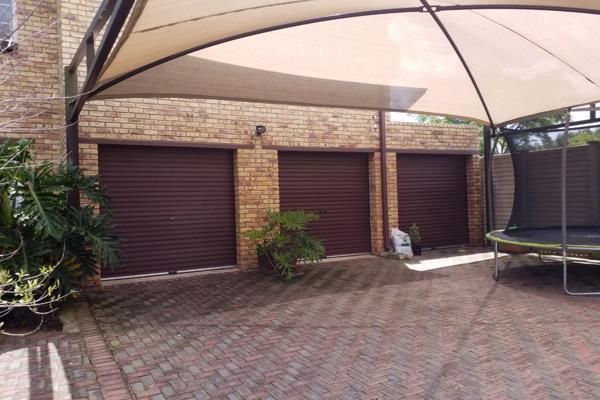 Beautiful  upmarket spacious Dwelling close to the Vaalriver. 3 1/2 ton Reservoir on the roof with Water.
Low maintenance,  facebrick ...