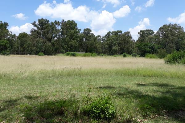 This 2,1 acre piece of land has power but no water.

Nice flat ground.