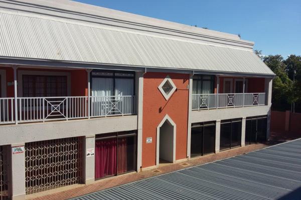 This stunning 1 bedroom upmarket Student flat with its enclosed balcony is right on the NWU PUKKE&#39;s doorstep. 
The flat is ...