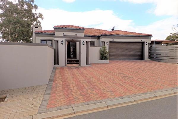 TAFELZICHT, MALMESBURY

What a pleasure to market this neat 3 bedroom home!

The house ...