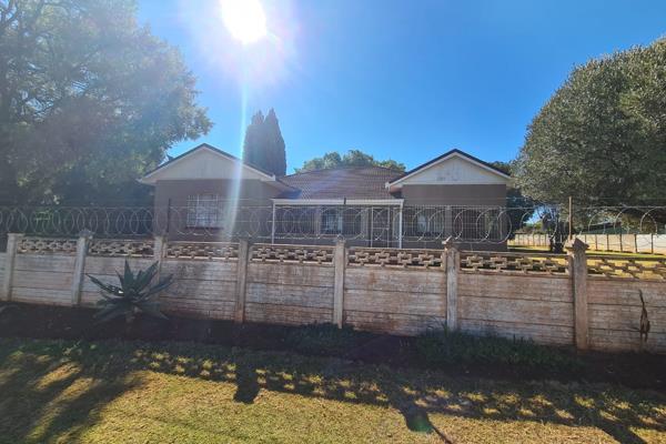 4 Bedroom home for sale situated in the town of Koster

This home is build on a full stand and consist of 4 bedrooms, 2 and a half ...