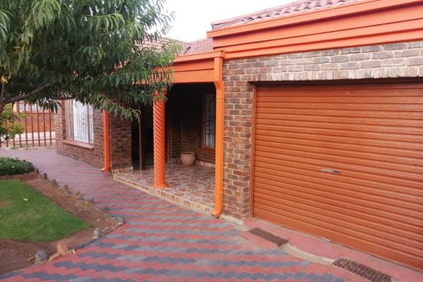 This lovely home comprises of 3 bedrooms, 2.5 bathrooms, kitchen, lounge, sitting room and a garage.
Contact the agent for a viewing.