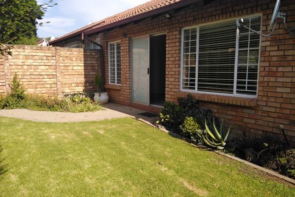 This well kept simplex in a secure complex in Erasmuskloof is available from 04 March 2025. Private garden, open plan lounge/dining ...