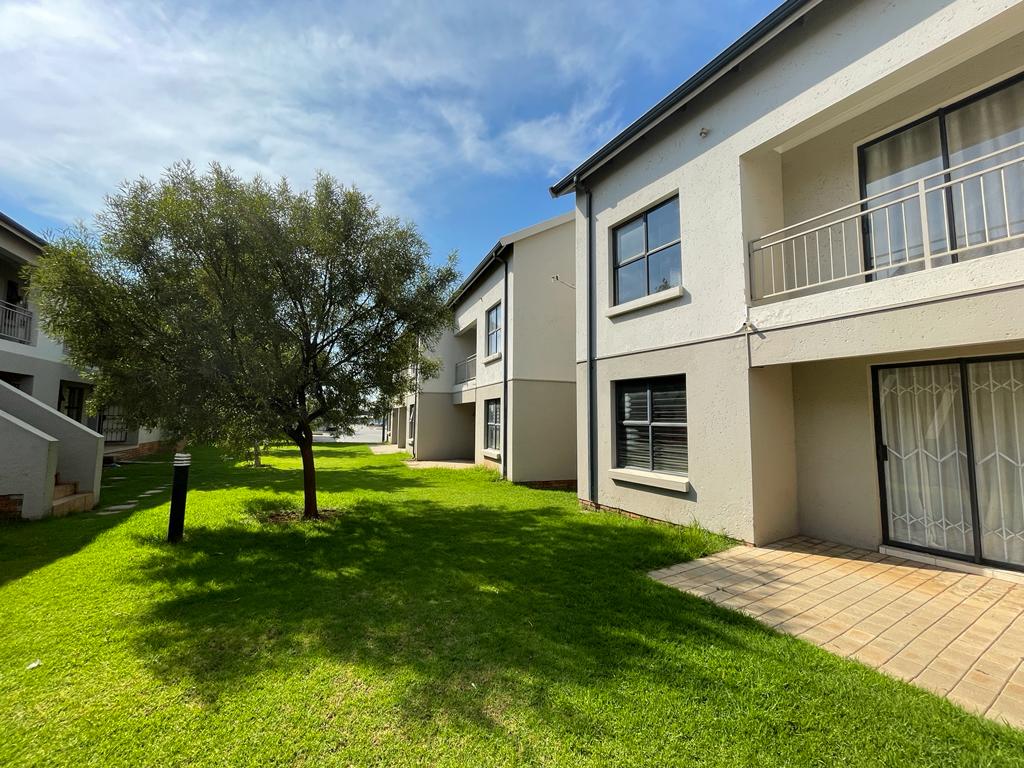 2 Bedroom Apartment / flat for sale in Lakefield P24112780742