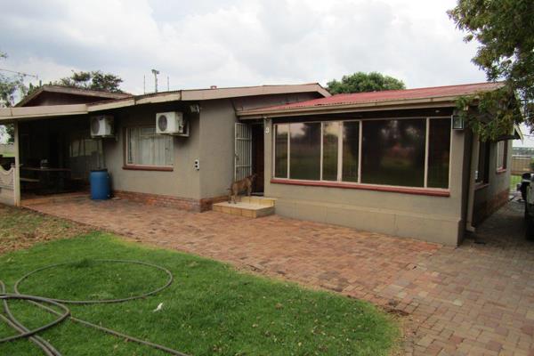 Situated within easy access to the N1 and Big Bull meat Wholesalers .

Offering a main house with 3 bedrooms,  1 bathroom an office ...