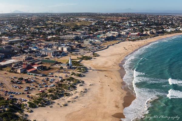 Large stand for sale in Jeffreys Bay. Zoned Residential 2 with primary use for Town housing. Partially walled. Infrastructure for ...