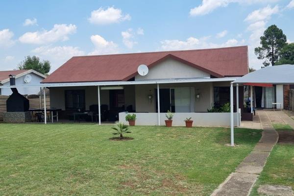 3 Bedroom House With Double Facilities, Livingroom, Diningroom.Beautiful Kitchen. Very Big Yard. Near Town VaalMall And Schools.