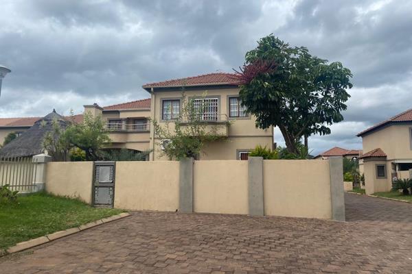 This beutiful double storey home is for sale in a secured complex inside Burgersfort.
It has 4 bedroom and 3 on suites, 4 bathrooms, 2 ...