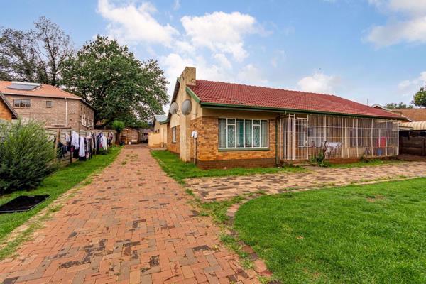 APARTMENT BLOCK FOR SALE IN KEMPTON PARK
EXCELLENT BUSINESS OPPORTUNITY for the investor/entrepreneur. Look for a wise investement that ...