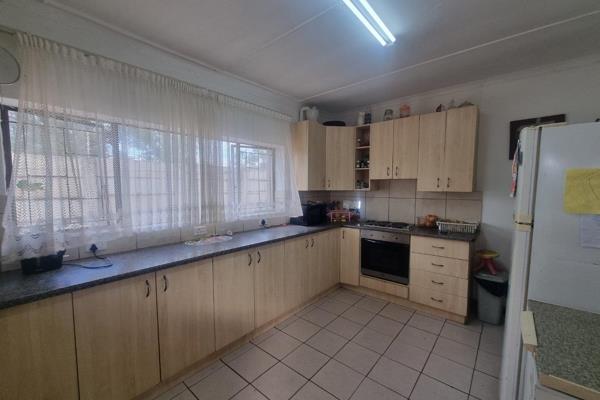 3 Bedroom house in a good location close to town with potential rental income from a 2 bedroom flat.

The main house consist of an ...