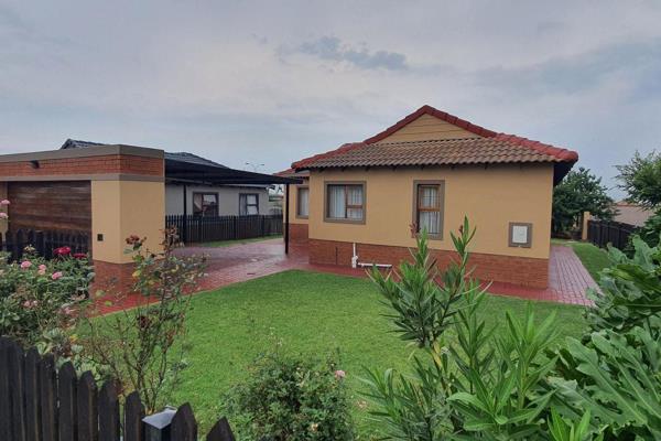 This simplex style property is situated in the sought after Meyersig Lifestyle Estate in Albertsdal. It offers 3 tiled bedrooms, modern ...