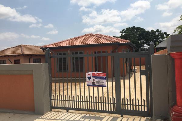 X3 Bedrooms New house for sale in Mabopane Sun Valley
Open plan kitchen fitted with cupboards , Lounge , X3 bedrooms ,X2 bathrooms
Main ...