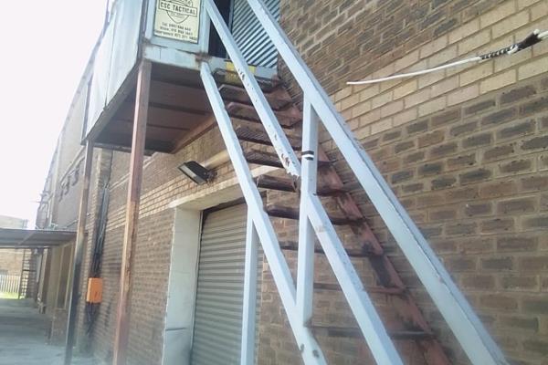 Commercial property to rent in Klipfontein Witbank. Ideal for storage,  offices and perfect to operate a trading centre. Floor size 400 ...