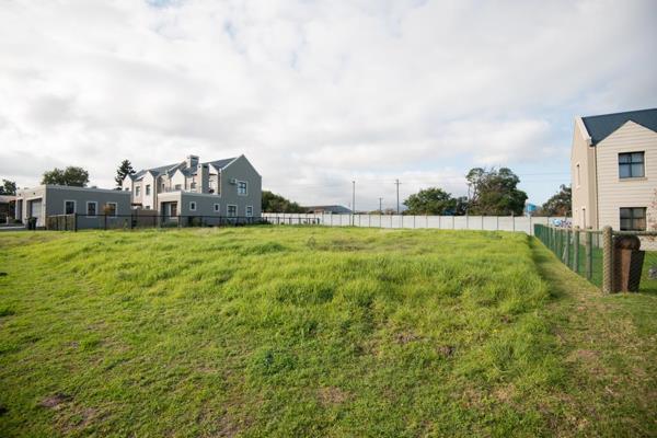 Discover the perfect opportunity to create your custom-designed home on this exceptional vacant land situated in a small security estate in the heart of the Winelands. Enjoy the freedom to bring your vision to life with your own ...