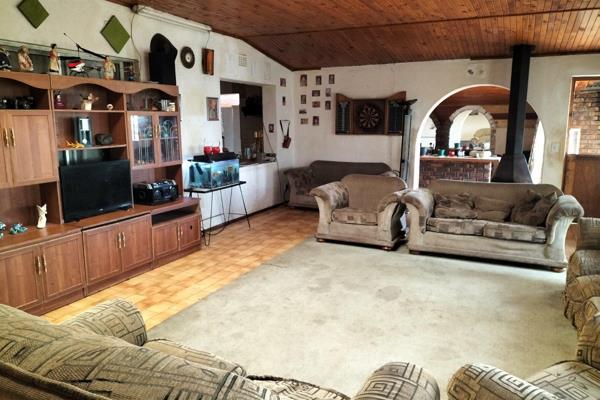 Bargain house for sale. 
This ONE IS A MUST VIEW.

This property offers the following:

6 Bedrooms, 2 bathrooms, bar area, 2 ...