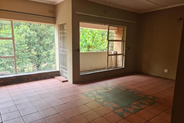 Bachelor flat to Rent in Three Rivers Proper. 

Open plan unit with balcony
Bathroom with cupboard space.
Kitchen
1 Lock up garage ...