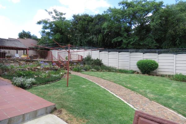 Situated in a crescent
Large stand with Kliprivier views
Fully secured, alarm, supplied with a 5 kw solar system with 4 * 200 amp ...