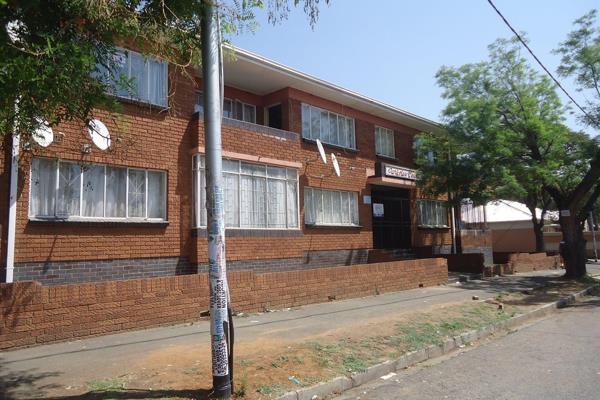 Nestled in the heart of Rosettenville, 
Bachelor unit available 
Close to malls and shops – on bus route and 10 minutes from Jhb ...