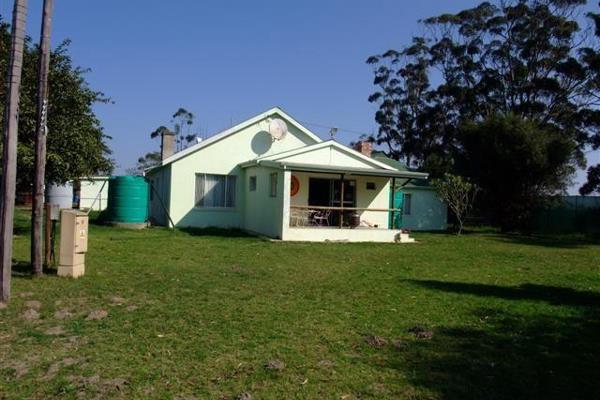 A smallholding situated about 25km from Grahamstown in the direction of Port Elizabeth.  Potentially a highly productive unit with ...