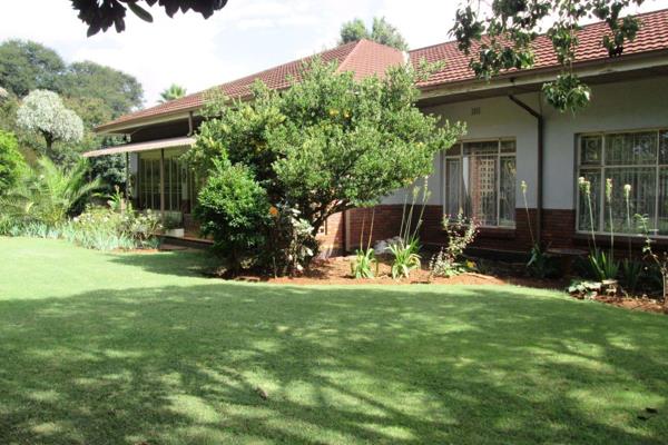 This inviting property has a huge established garden of 1983m2 and offers a lovely long covered patio, grand entrance, large lounge and ...