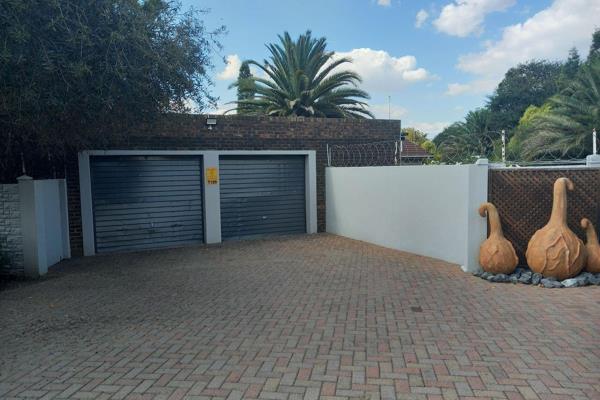 Very spacious 4 bedroom house of 317 sqm on a very large corner stand of 1535 sqm in a good area of Trichardt. Through the hand-carved ...