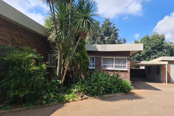 Farm situated prime area in Unitaspark, 5 houses, 2 bachelor flats, big store room
RENTING INCOME OF +- R25 000 pm
Rates and Taxes +- ...