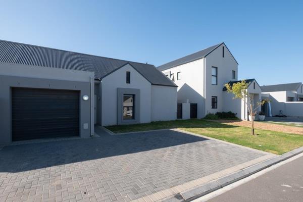 Located in Aan de Wijnlanden estate, this charming single-floor home offers the perfect blend of comfort, security, and convenience. ...