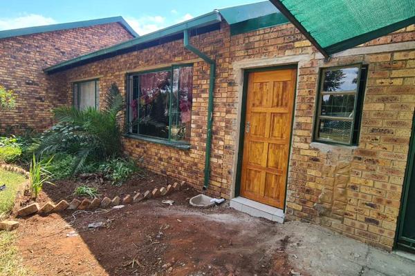 This lovely fully tiled cottage consist of 1 Bedroom with build in cupboards, 1 full bathroom and kitchen.
One covered parking in front ...