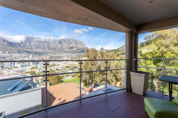 Furnished three bedroom and two bathroom apartment at the top of Bo Kaap.
Open plan ...