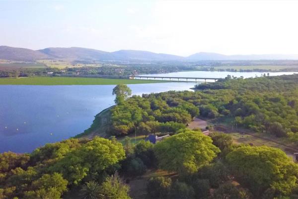 Situated in a private pond that opens up to the well known Hartbeespoort Dam, this piece ...