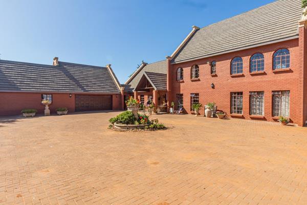 This 460 square metre farm style house is situated on a one hectare plot within an estate. The house is built with face brick to ...