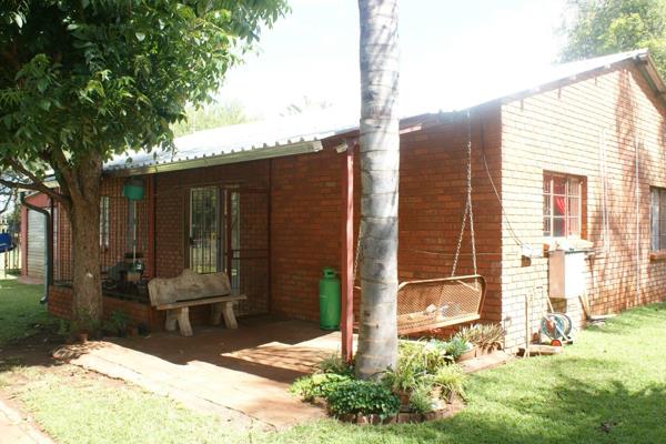 This properties are sold as one and offers the following

3 Bedroom house, open plan lounge/ dining room/ kitchen
One ...