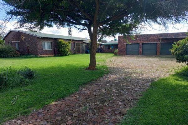 THIS PLOT IS SITUATED ABOUT 3 KM OUTSIDE RANDFONTEIN

ONE HOUSE WHICH IS DIVIDE INTO 3 FLATLETS

FLAT 1:  2 X Bedrooms with carpets ...