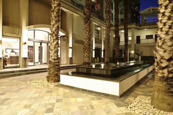 Commercial space FOR SALE - foot traffic and busy road in CBD
Suitable for Hairdresser ...