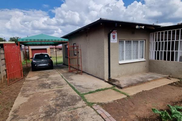 2 Bedroom House, Livingroom, Diningroom. Spacious Kitchen. Big Yard. Near Schools, Town And Vaal Mall.