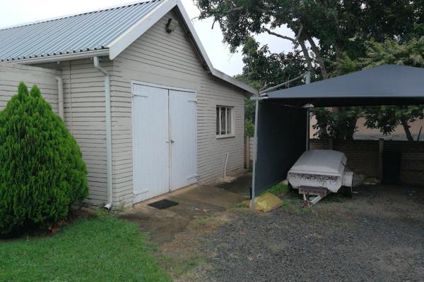 Neat garden cottage to let in Scottsville. 1 Large open plan lounge and kitchen,fitted stove,1 bedroom and 1 bathroom.Secure undercover ...