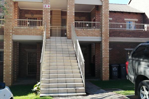 Situated in the very popular Mooikloof Ridge Estate, this 1st floor corner unit offers you 2 bedrooms, 1 full bathroom (bath, shower ...