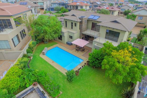 Stunning home offering you an open plan lounge and dining room leading to a covered patio with braai. Well established garden ...