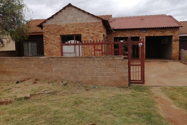 Exclusive mandate!
A property in a well sort after neighborhood of Lebowakgomo zone S. The property offers 540m&#178; yard, three ...