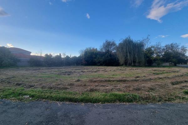 This residential vacant land offers the ideal size and location to construct your dream house.
Its walking distance from the Loch ...