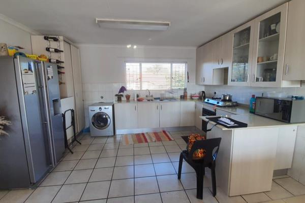 Lovely upstairs unit in a secure Marabou Complex 3 bedrooms and 2 bathrooms.
Open plan ...